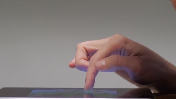 Close-up mão masculina fazendo aproximação gesto olhando foto ou imagem no tablet pc — Vídeo de Stock