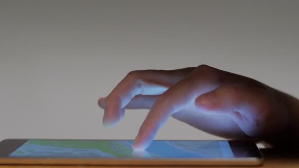 Gros plan main masculine regardant carte numérique faisant rapprochement geste écran tactile de la tablette 