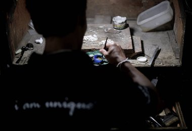 Fabrika mücevher ustası