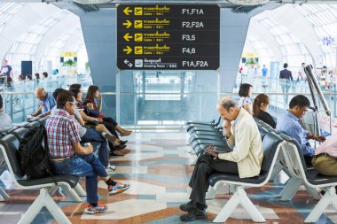 İnsanlar havaalanında bekliyor