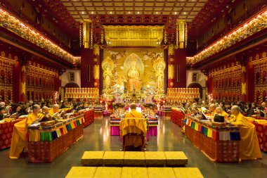 Buddha Tooth Relic Tapınağı'nda insanlar dua ediyorlar