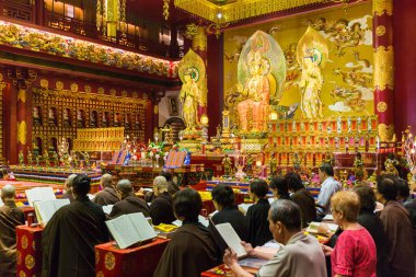 Buddha Tooth Relic Tapınağı'nda insanlar dua ediyorlar