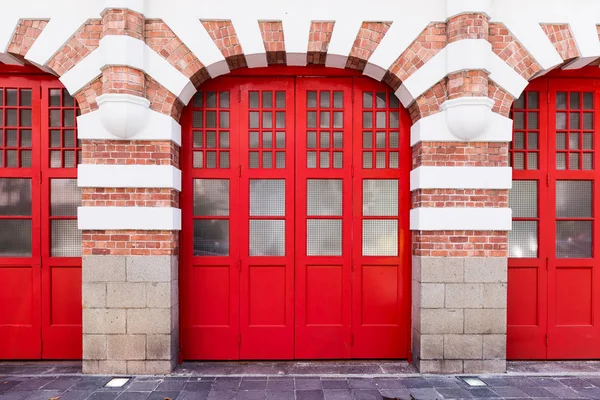 Büyük kırmızı kapı — Stok fotoğraf