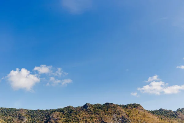 Fuente y cielo — Foto de Stock