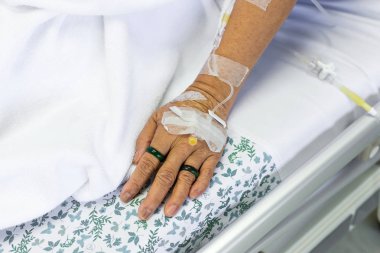 Tuzlu eriyik-e doğru hasta el