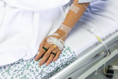 Tuzlu eriyik-e doğru hasta el