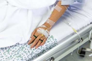 Tuzlu eriyik-e doğru hasta el