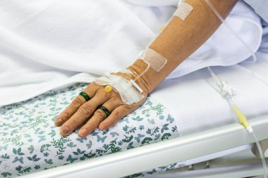 Tuzlu eriyik-e doğru hasta el