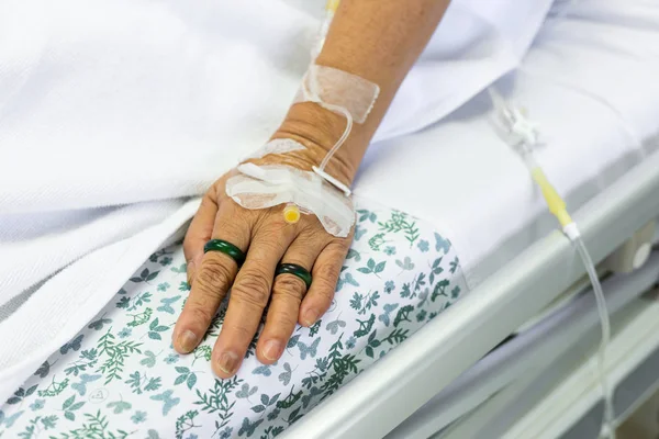 Tuzlu eriyik-e doğru hasta el