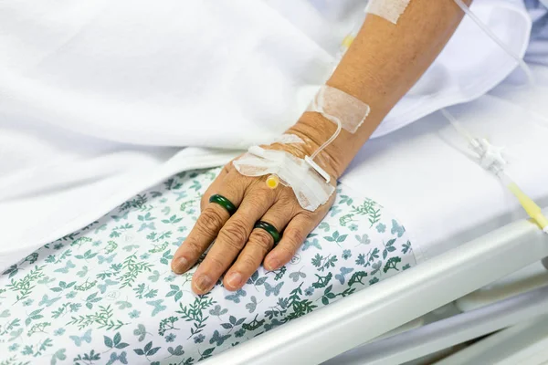 Tuzlu eriyik-e doğru hasta el