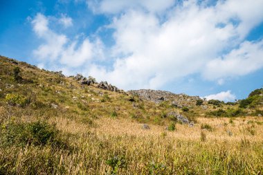 Açık gökyüzü ile kuru hill