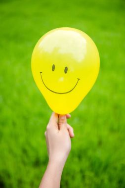 Sarı balon gülümseyen