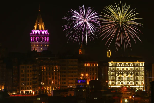Gece havai fişek ile Galata Kulesi