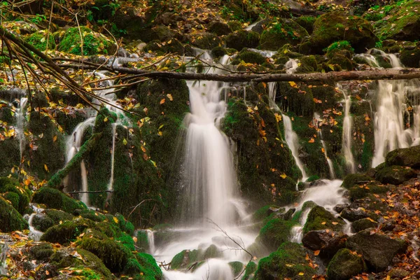 Terreno de outono com rio, cachoeira — Fotografia de Stock