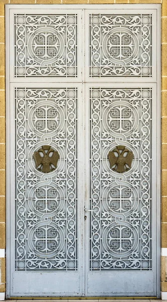 Double doors with openwork bars