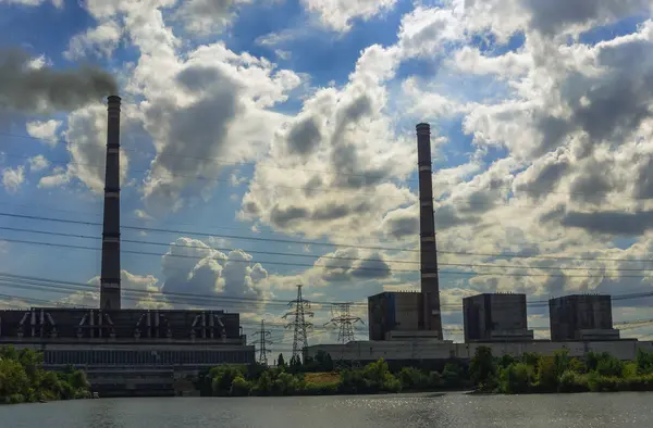거 대 한 파이프와 전원 라인 열 발전소. — 스톡 사진