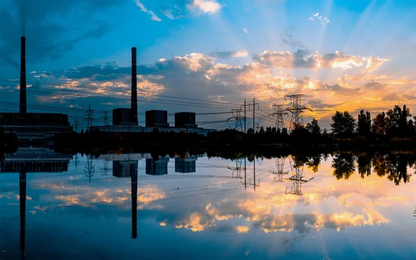 Kolkraftverk vid solnedgången och reflektion i vatten. — Stockfoto