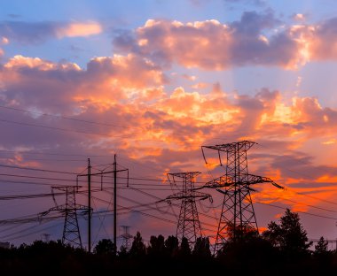 Yüksek voltaj direği. Yüksek voltajlı gökyüzü arkaplanı.