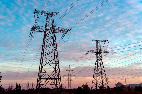 yüksek kule elektrik hatları siluet üzerinde güzel gün batımı vardır..