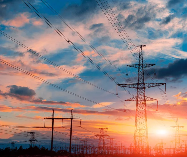 Вежа електричні лінії силует на красивому заході сонця . — стокове фото