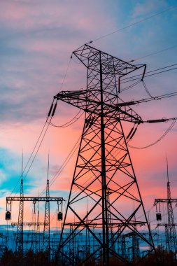 Kule elektrik hatları siluet üzerinde güzel gün batımı vardır..