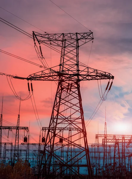 Elektriska pyloner på bakgrunden av transformator transformatorstationen under solnedgången. — Stockfoto