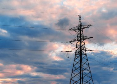 Kule elektrik hatları siluet üzerinde güzel gün batımı vardır..