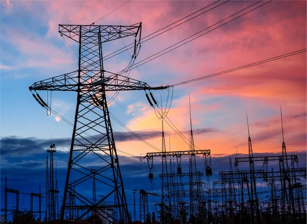 Akşam elektrik iletim pilon silüeti