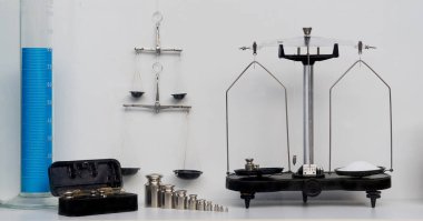 doz uyuşturucu hesaplamak için kilo ilaçlar ölçmek için eski ölçekler.