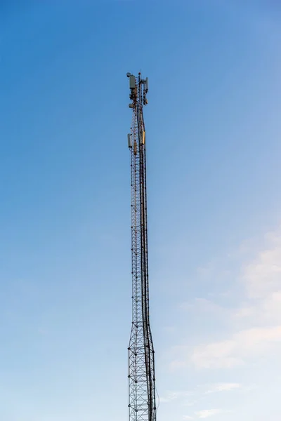 Изображение антенны мобильного интернета на фоне голубого неба . — стоковое фото