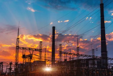 Santral, sanayi siluet yanan kömür yığında duman.