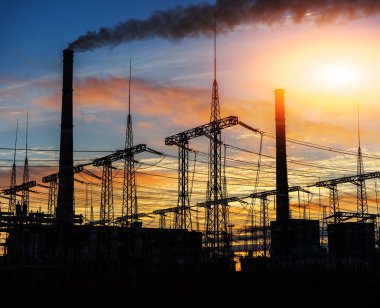 Gün batımında elektrik santrali
