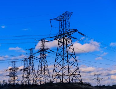 Yaz gününde pilon ve şanzıman güç hattı.