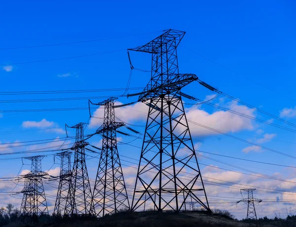 Yaz gününde pilon ve şanzıman güç hattı.