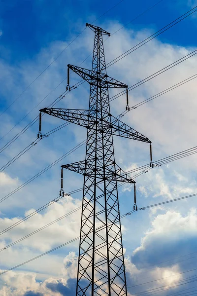 Pylon e trasmissione linea elettrica in estate al tramonto . — Foto Stock