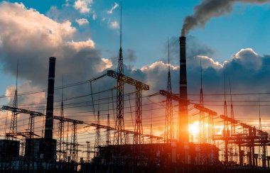 gaz türbini elektrik santrali karşı günbatımı silüeti.