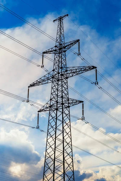 Pylon di energia elettrica della torre di trasmissione ad alta tensione. — Foto Stock