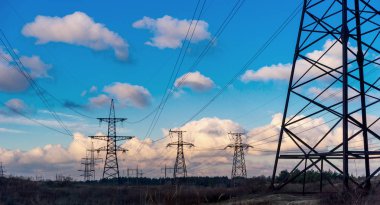 Yüksek voltajlı elektrik iletim kulesi enerji pilonu.