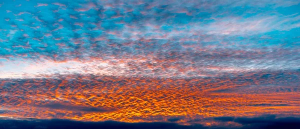 Восход солнца с облаками, световыми лучами и другим атмосферным эффектом. — стоковое фото