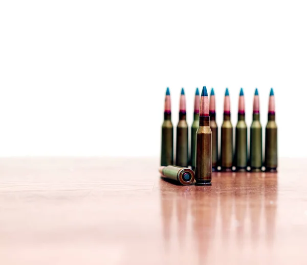 Balas disparos en la mesa de pie en una fila . — Foto de Stock