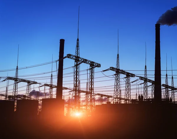 Central eléctrica ao pôr-do-sol — Fotografia de Stock