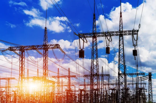Güneş ayarı bir elektrik alt istasyonlar üzerinden