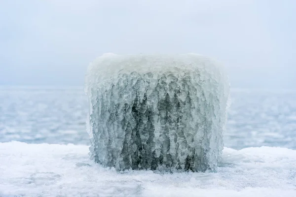 Bevroren pier voor schepen, ijsblok. — Stockfoto