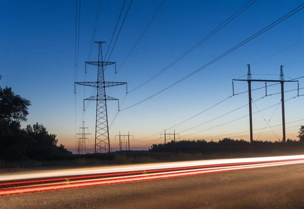 Power Line. pylon mot en blå himmel. — Stockfoto