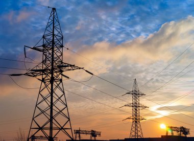 Gün batımında elektrik enerjisi akımı