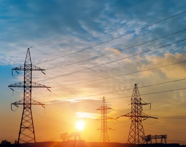 Silhouette de lignes électriques dans l'usine et arrière-plan coucher de soleil . — Photo