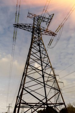 Yüksek voltajlı elektrik direğinin silueti.