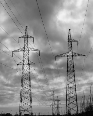 Güç hattı kule ve teller. Siyah ve beyaz fotoğraf.