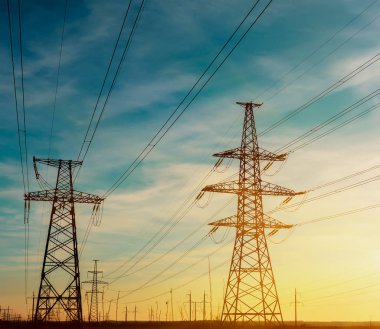 yüksek gerilim enerji iletim kule gökyüzü arka planda.