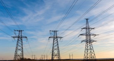 Yüksek voltajlı elektrik iletim kulesi enerji pilonu.